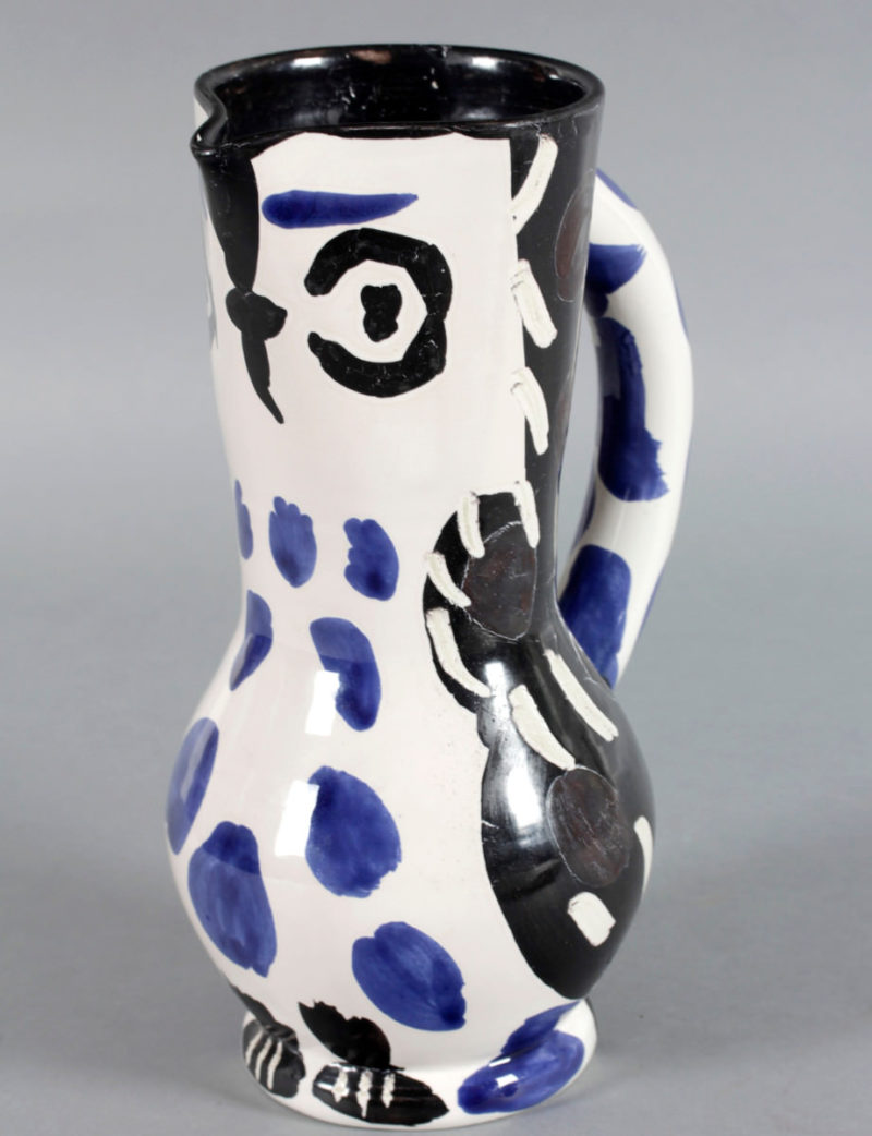 Pablo Picasso . Keramikkrug Eule . ca. 1950 . Keramik mit weißer, blauer, schwarzer und dunkelbrauner Matt- und Glanzbemalung . ca. 27 cm