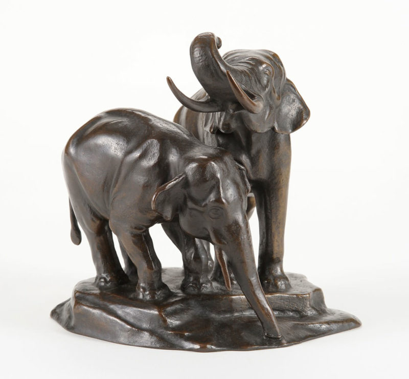 Peter Breuer . Elefanten an der Tränke . Bronze . Höhe 18 cm