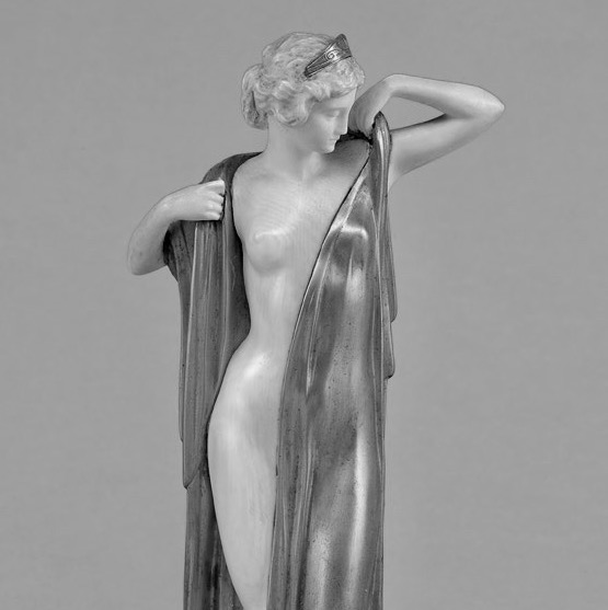 Ernst Seger. Phyrne. vor 1939. Bronze vergoldet und Elfenbein. H: 22,5cm