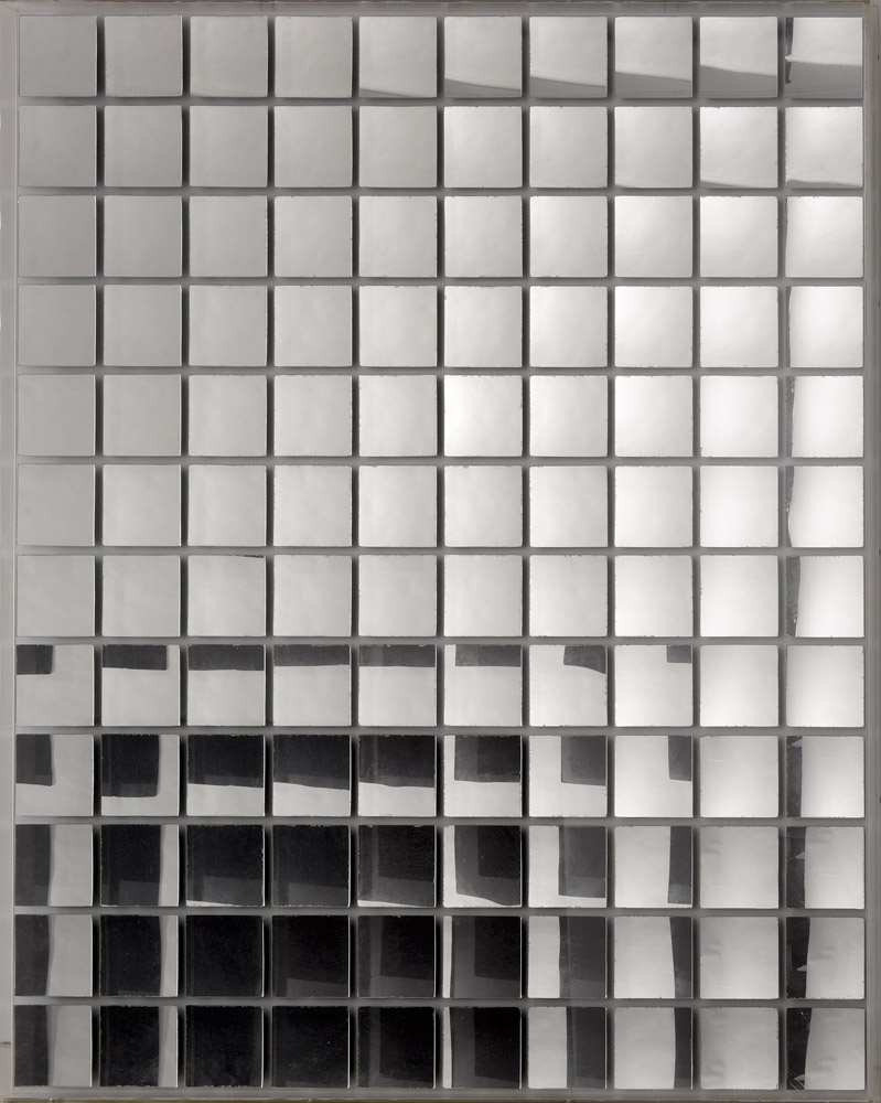 Adolf Luther. Sphärisches Hohlspiegelobjekt. 1976. 120 Einzelspiegel im Plexiglaskasten. 120 x 100cm